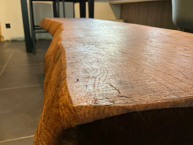 Ambachtelijke massief eiken salontafel met lintzaagafwerking - afbeelding 6 van  8