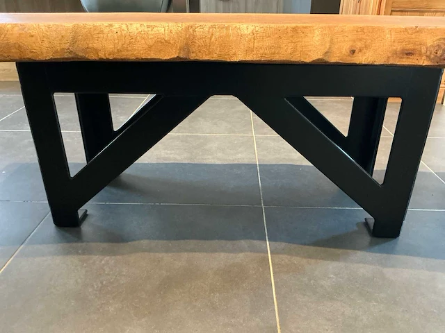 Ambachtelijke massief eiken salontafel met lintzaagafwerking - afbeelding 8 van  8