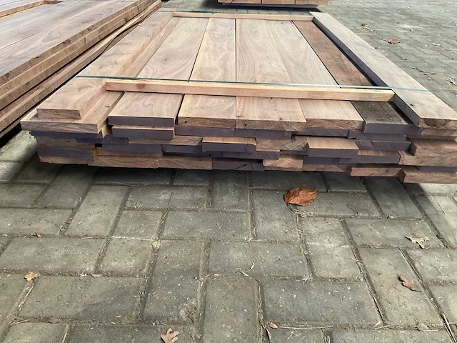 Amerikaans noten planken voorgeschaafd op 23 mm ca. 0,3 m³ - afbeelding 1 van  5