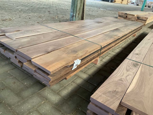 Amerikaans noten planken voorgeschaafd op 23 mm ca. 0,5 m³ - afbeelding 1 van  5