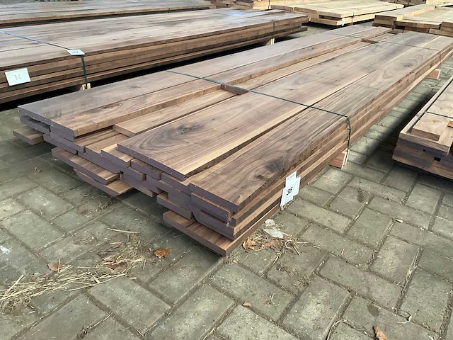 Amerikaans noten planken voorgeschaafd op 23 mm ca. 0,6 m³ - afbeelding 1 van  5