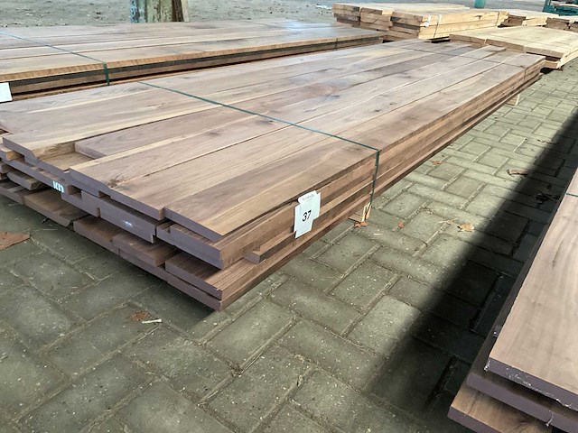 Amerikaans noten planken voorgeschaafd op 23 mm ca. 0,6 m³ - afbeelding 1 van  5