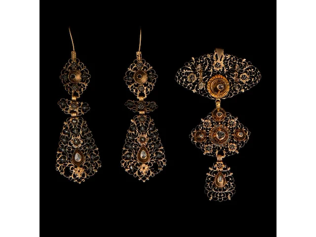 An 18ct gold demi-parure set of a pendant and a pair of earrings, set with rose cut diamonds, total weight: 20,5 g, 19thc - afbeelding 1 van  3