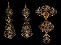 An 18ct gold demi-parure set of a pendant and a pair of earrings, set with rose cut diamonds, total weight: 20,5 g, 19thc