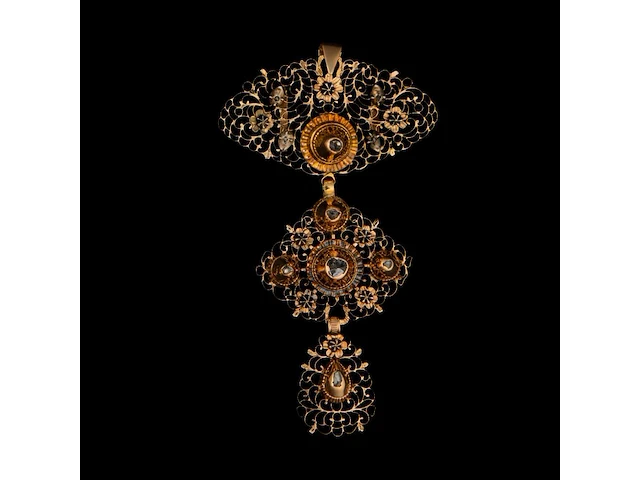 An 18ct gold demi-parure set of a pendant and a pair of earrings, set with rose cut diamonds, total weight: 20,5 g, 19thc - afbeelding 2 van  3