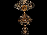 An 18ct gold demi-parure set of a pendant and a pair of earrings, set with rose cut diamonds, total weight: 20,5 g, 19thc - afbeelding 2 van  3