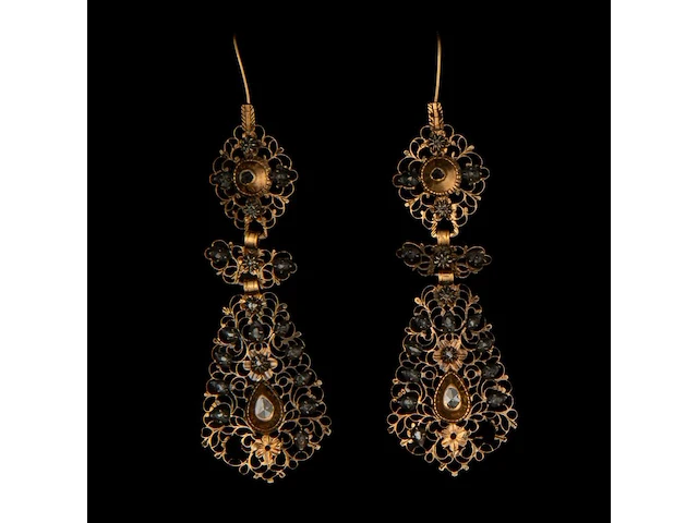 An 18ct gold demi-parure set of a pendant and a pair of earrings, set with rose cut diamonds, total weight: 20,5 g, 19thc - afbeelding 3 van  3