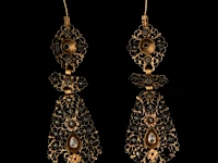 An 18ct gold demi-parure set of a pendant and a pair of earrings, set with rose cut diamonds, total weight: 20,5 g, 19thc - afbeelding 3 van  3