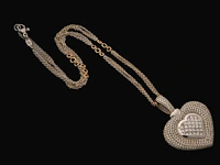 An 18ct white gold heart-shaped pendant and necklace, total weight: 43,1 g (+) - afbeelding 7 van  18