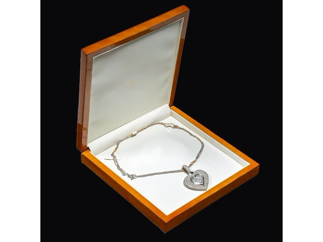 An 18ct white gold heart-shaped pendant and necklace, total weight: 43,1 g (+) - afbeelding 9 van  18