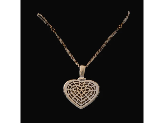 An 18ct white gold heart-shaped pendant and necklace, total weight: 43,1 g (+) - afbeelding 11 van  18