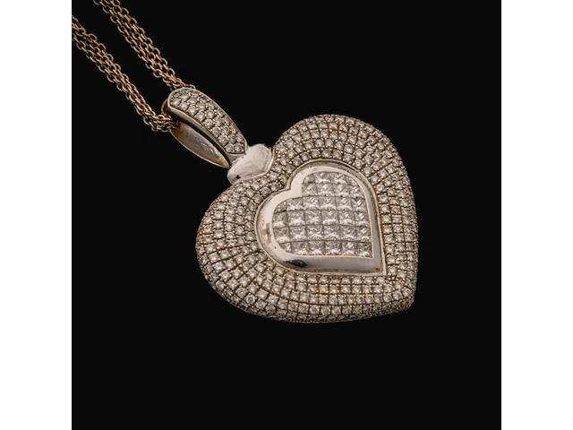 An 18ct white gold heart-shaped pendant and necklace, total weight: 43,1 g (+) - afbeelding 13 van  18