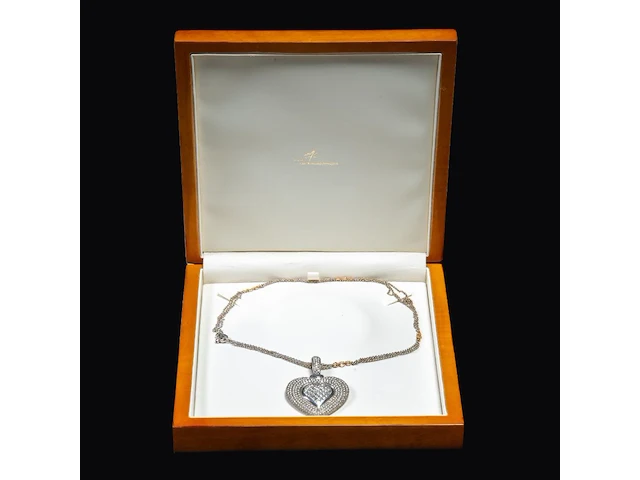 An 18ct white gold heart-shaped pendant and necklace, total weight: 43,1 g (+) - afbeelding 16 van  18
