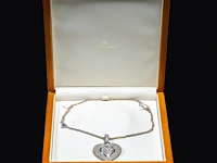 An 18ct white gold heart-shaped pendant and necklace, total weight: 43,1 g (+) - afbeelding 16 van  18
