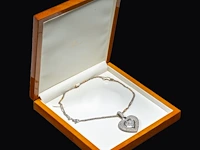 An 18ct white gold heart-shaped pendant and necklace, total weight: 43,1 g (+) - afbeelding 17 van  18