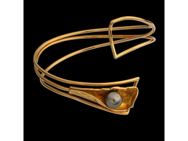 An 18ct yellow gold bracelet with pearl, designed by jewellers krista & grety vandevelde, grimbergen - brussels, weight: 40,5 g - afbeelding 1 van  5