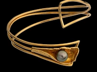 An 18ct yellow gold bracelet with pearl, designed by jewellers krista & grety vandevelde, grimbergen - brussels, weight: 40,5 g