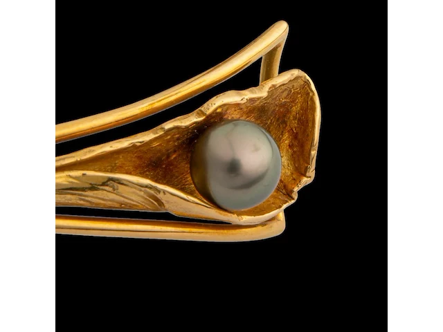 An 18ct yellow gold bracelet with pearl, designed by jewellers krista & grety vandevelde, grimbergen - brussels, weight: 40,5 g - afbeelding 2 van  5