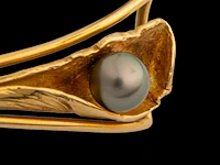 An 18ct yellow gold bracelet with pearl, designed by jewellers krista & grety vandevelde, grimbergen - brussels, weight: 40,5 g - afbeelding 2 van  5