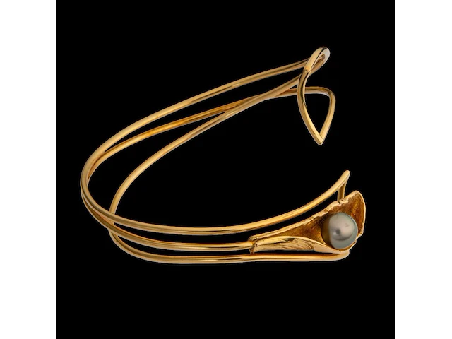 An 18ct yellow gold bracelet with pearl, designed by jewellers krista & grety vandevelde, grimbergen - brussels, weight: 40,5 g - afbeelding 3 van  5