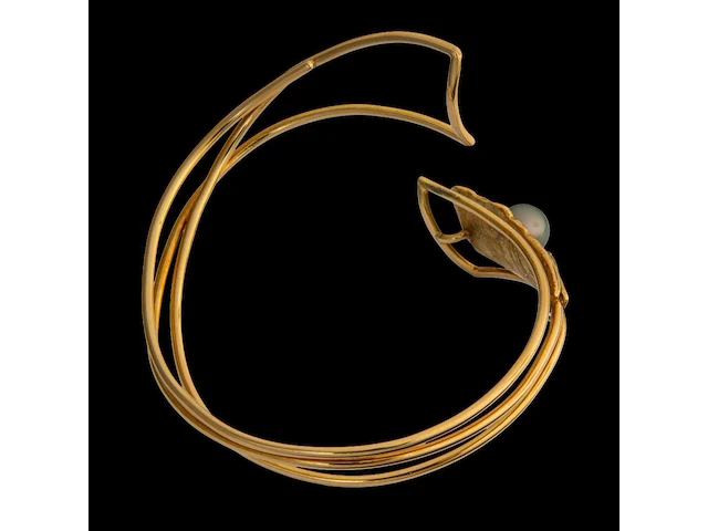 An 18ct yellow gold bracelet with pearl, designed by jewellers krista & grety vandevelde, grimbergen - brussels, weight: 40,5 g - afbeelding 4 van  5