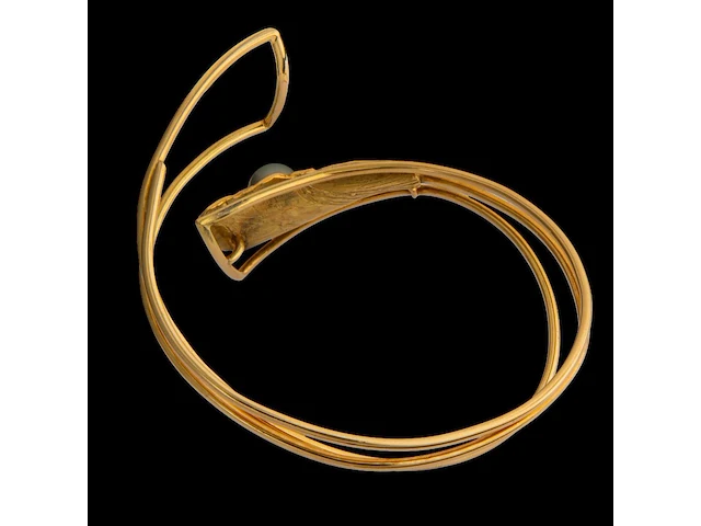 An 18ct yellow gold bracelet with pearl, designed by jewellers krista & grety vandevelde, grimbergen - brussels, weight: 40,5 g - afbeelding 5 van  5