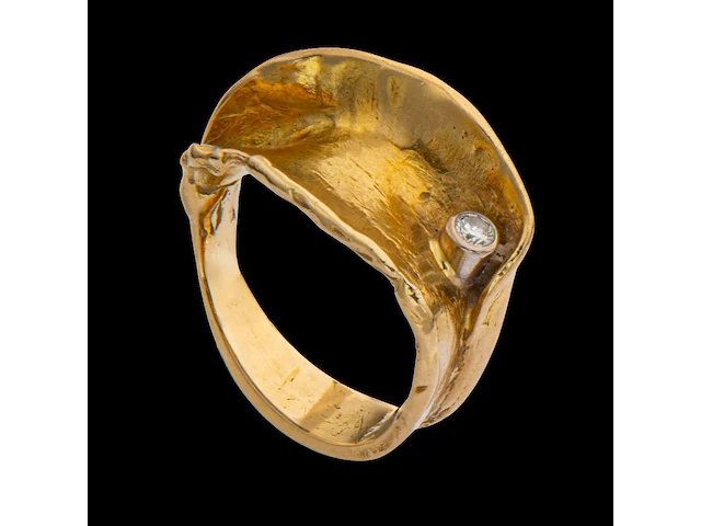 An 18ct yellow gold organic shaped ring, set with a diamond, designed by jewellers krista & grety vandevelde, grimbergen - brussels, weight: 15,1 g - afbeelding 1 van  7