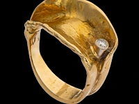 An 18ct yellow gold organic shaped ring, set with a diamond, designed by jewellers krista & grety vandevelde, grimbergen - brussels, weight: 15,1 g