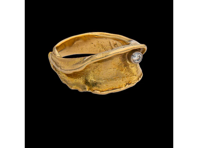 An 18ct yellow gold organic shaped ring, set with a diamond, designed by jewellers krista & grety vandevelde, grimbergen - brussels, weight: 15,1 g - afbeelding 2 van  7
