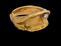 An 18ct yellow gold organic shaped ring, set with a diamond, designed by jewellers krista & grety vandevelde, grimbergen - brussels, weight: 15,1 g - afbeelding 2 van  7