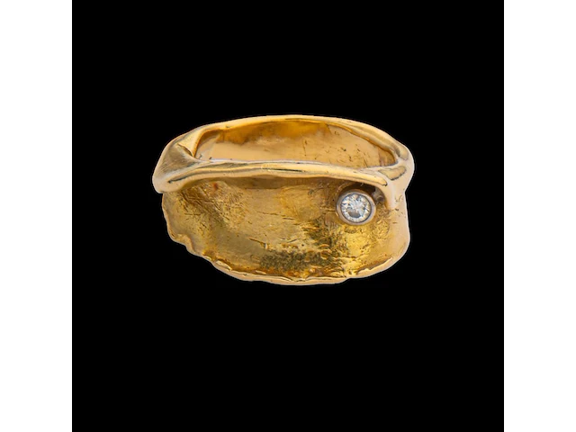 An 18ct yellow gold organic shaped ring, set with a diamond, designed by jewellers krista & grety vandevelde, grimbergen - brussels, weight: 15,1 g - afbeelding 3 van  7