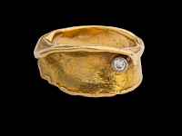 An 18ct yellow gold organic shaped ring, set with a diamond, designed by jewellers krista & grety vandevelde, grimbergen - brussels, weight: 15,1 g - afbeelding 3 van  7