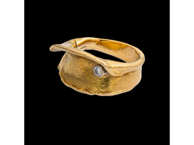 An 18ct yellow gold organic shaped ring, set with a diamond, designed by jewellers krista & grety vandevelde, grimbergen - brussels, weight: 15,1 g - afbeelding 4 van  7
