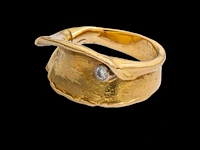 An 18ct yellow gold organic shaped ring, set with a diamond, designed by jewellers krista & grety vandevelde, grimbergen - brussels, weight: 15,1 g - afbeelding 4 van  7