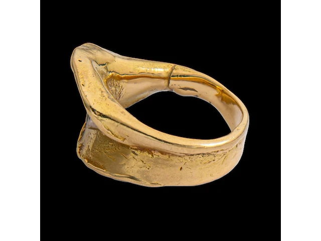 An 18ct yellow gold organic shaped ring, set with a diamond, designed by jewellers krista & grety vandevelde, grimbergen - brussels, weight: 15,1 g - afbeelding 5 van  7