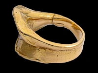 An 18ct yellow gold organic shaped ring, set with a diamond, designed by jewellers krista & grety vandevelde, grimbergen - brussels, weight: 15,1 g - afbeelding 5 van  7