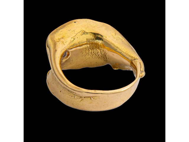 An 18ct yellow gold organic shaped ring, set with a diamond, designed by jewellers krista & grety vandevelde, grimbergen - brussels, weight: 15,1 g - afbeelding 6 van  7