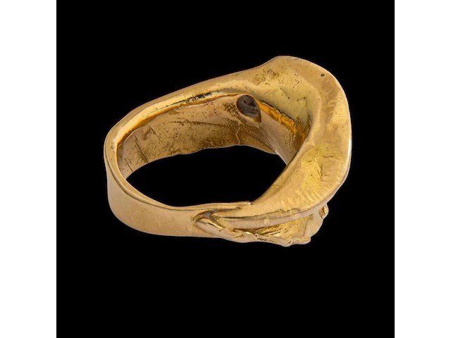 An 18ct yellow gold organic shaped ring, set with a diamond, designed by jewellers krista & grety vandevelde, grimbergen - brussels, weight: 15,1 g - afbeelding 7 van  7