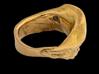 An 18ct yellow gold organic shaped ring, set with a diamond, designed by jewellers krista & grety vandevelde, grimbergen - brussels, weight: 15,1 g - afbeelding 7 van  7