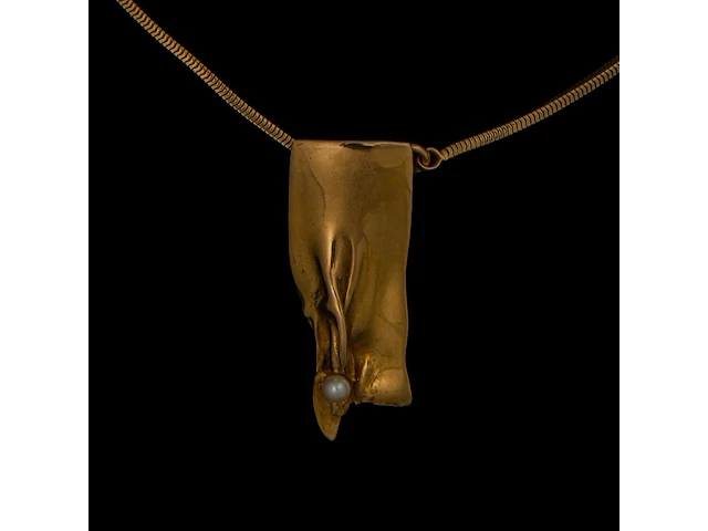 An 18ct yellow gold pendant with seed pearl, with matching necklace, designed by jewellers krista & grety vandevelde, grimbergen - brussels, total weight: 42,4 g - afbeelding 1 van  4