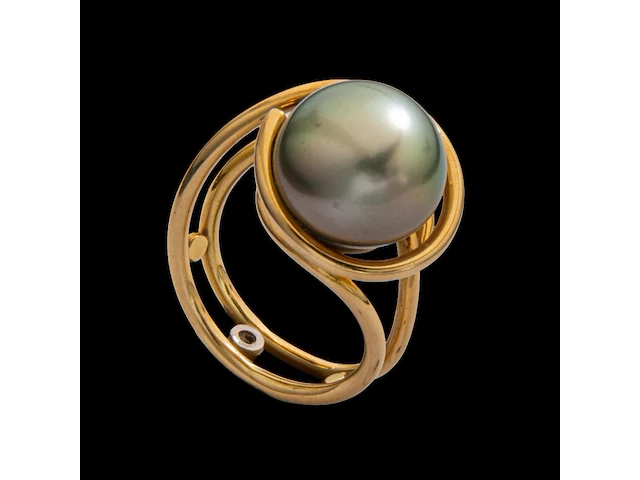 An 18ct yellow gold ring with a large pearl and diamonds, designed by jewellers krista & grety vandevelde, grimbergen - brussels, weight: 10,8 g - afbeelding 1 van  7