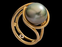 An 18ct yellow gold ring with a large pearl and diamonds, designed by jewellers krista & grety vandevelde, grimbergen - brussels, weight: 10,8 g