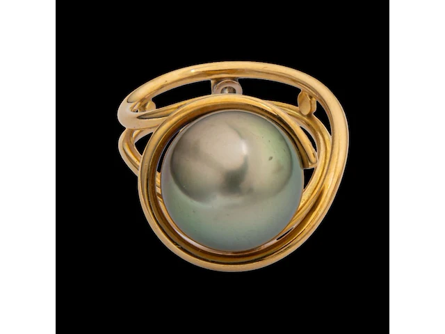 An 18ct yellow gold ring with a large pearl and diamonds, designed by jewellers krista & grety vandevelde, grimbergen - brussels, weight: 10,8 g - afbeelding 2 van  7