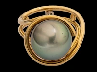 An 18ct yellow gold ring with a large pearl and diamonds, designed by jewellers krista & grety vandevelde, grimbergen - brussels, weight: 10,8 g - afbeelding 2 van  7