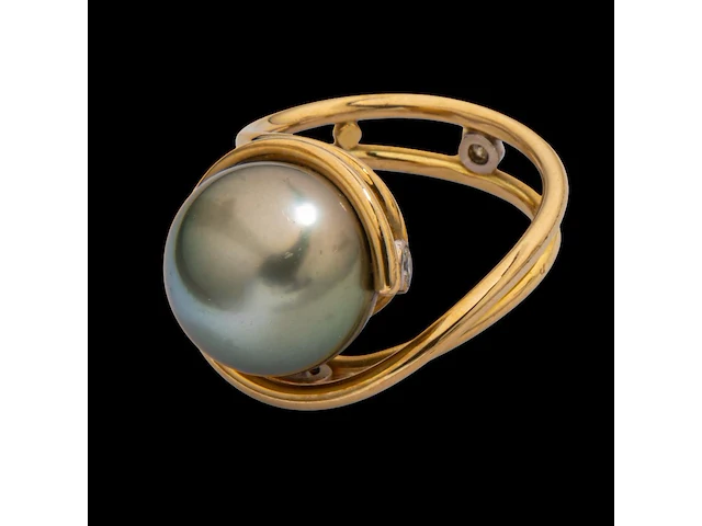 An 18ct yellow gold ring with a large pearl and diamonds, designed by jewellers krista & grety vandevelde, grimbergen - brussels, weight: 10,8 g - afbeelding 3 van  7