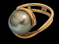 An 18ct yellow gold ring with a large pearl and diamonds, designed by jewellers krista & grety vandevelde, grimbergen - brussels, weight: 10,8 g - afbeelding 3 van  7