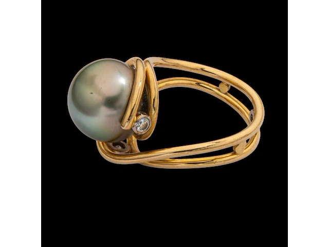 An 18ct yellow gold ring with a large pearl and diamonds, designed by jewellers krista & grety vandevelde, grimbergen - brussels, weight: 10,8 g - afbeelding 4 van  7