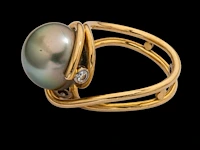 An 18ct yellow gold ring with a large pearl and diamonds, designed by jewellers krista & grety vandevelde, grimbergen - brussels, weight: 10,8 g - afbeelding 4 van  7