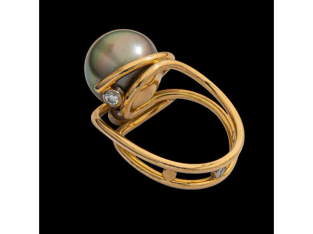 An 18ct yellow gold ring with a large pearl and diamonds, designed by jewellers krista & grety vandevelde, grimbergen - brussels, weight: 10,8 g - afbeelding 5 van  7