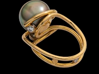 An 18ct yellow gold ring with a large pearl and diamonds, designed by jewellers krista & grety vandevelde, grimbergen - brussels, weight: 10,8 g - afbeelding 5 van  7
